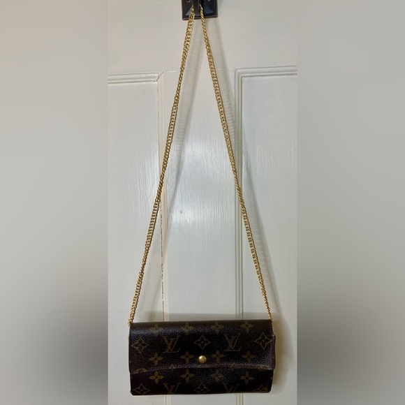 SOLD!! Additional pics!📸Louis Vuitton Monogram Sarah Bifold Long Wallet w/ Chain - Picture 3 of 13